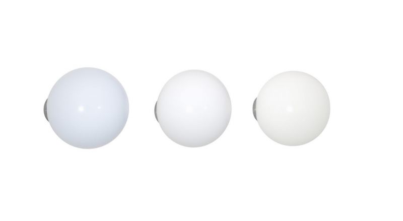 Drei weiße Coat Dots Garderobenhaken von Vitra, moderne Wandhaken für Flur und Garderobe.